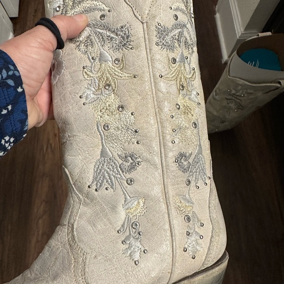 Embroidered Cream Western Boots - Picture 3 of 6